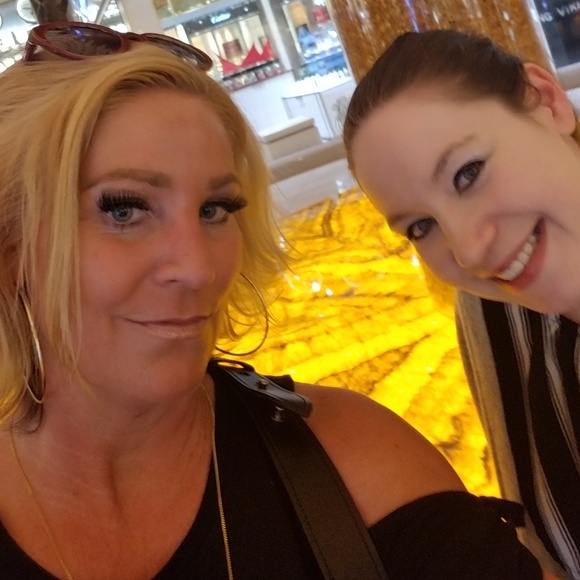 Meet your Posher, Lorna - Picture 1 of 3